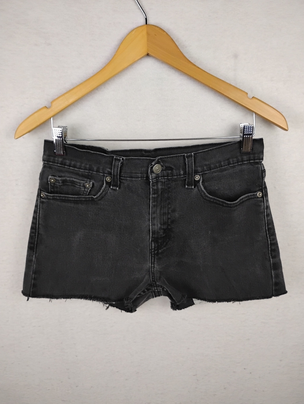 Levi's Women’s Black Denim Cutoff Shorts Size 30 - Picture 2 of 6